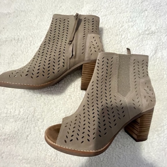 Women's TOMS Majorca Peep Toe Perforated Suede Bootie ~ 7.5 - Picture 1 of 4